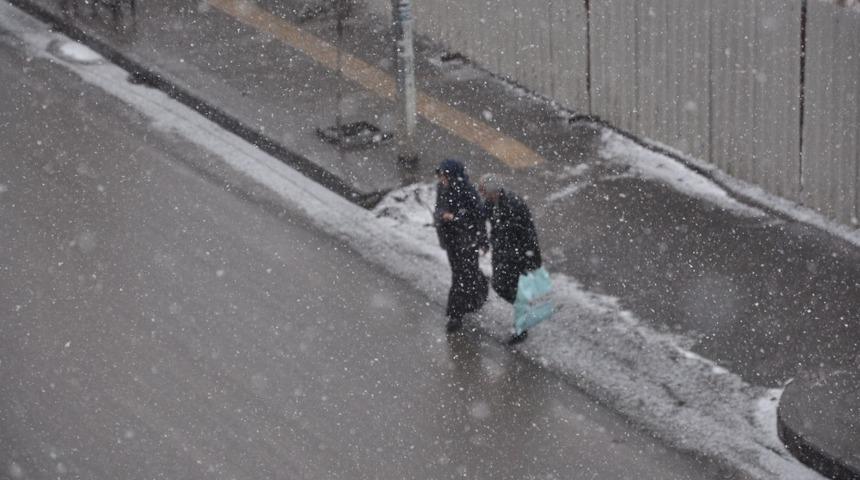Kars&rsquo;ta kar yağışı başladı