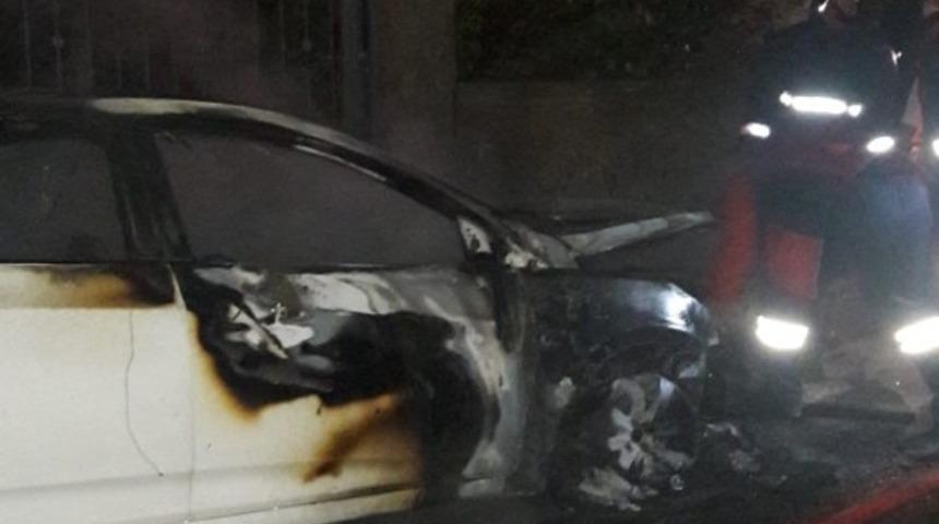 Tarsus&rsquo;ta park halindeki ara&ccedil; yandı