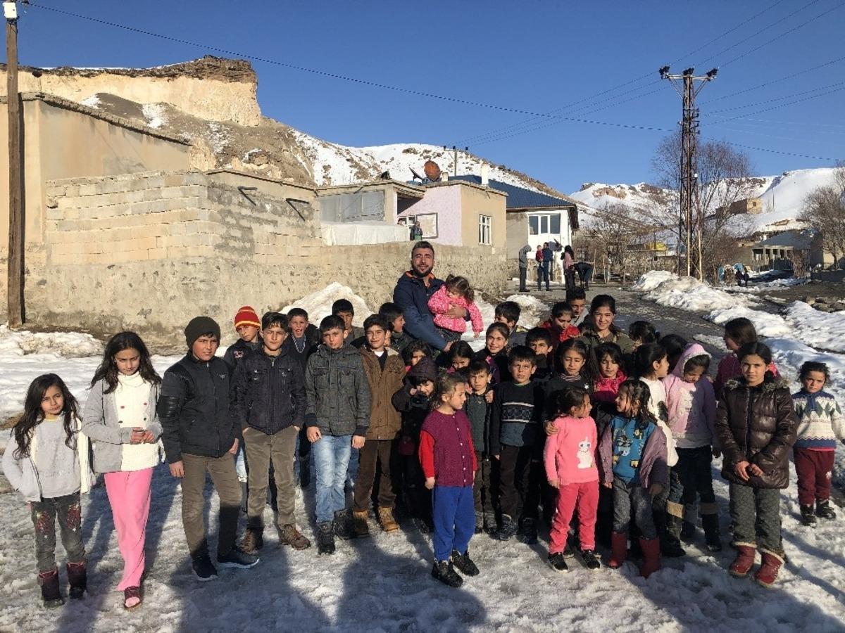 Iğdırlı fotoğraf sanat&ccedil;ısı minik depremzedeleri g&uuml;ld&uuml;rd&uuml;