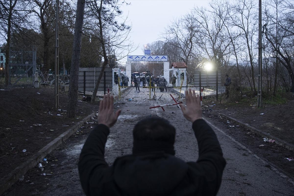 G&ouml;&ccedil;menler sınıra akın ediyor! Yunan polisinden sert m&uuml;dahale