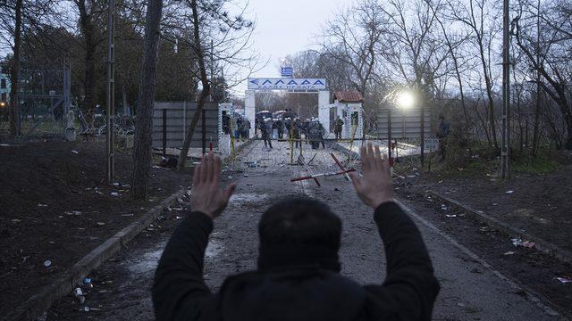 Göçmenler sınıra akın ediyor! Yunan polisinden sert müdahale