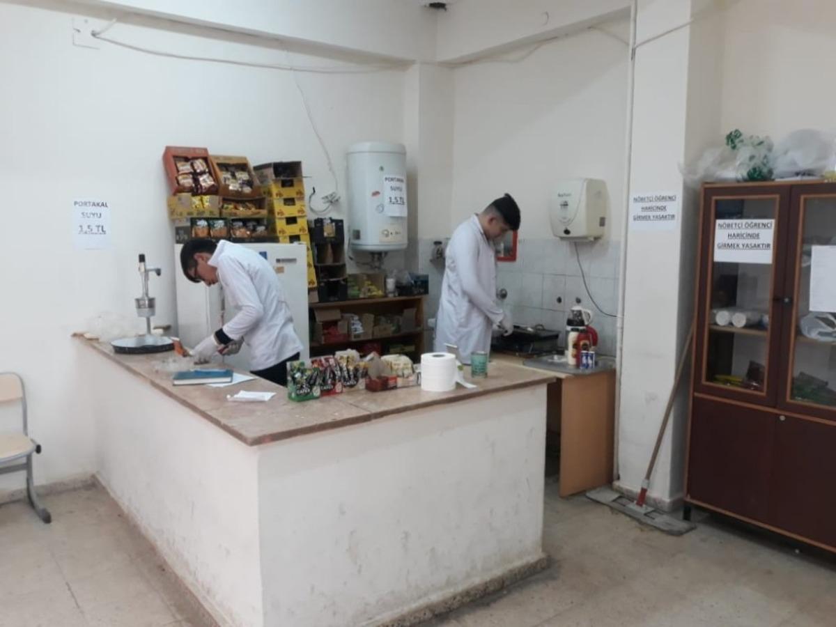 Bu okulda kantini &ouml;ğrenciler işletiyor