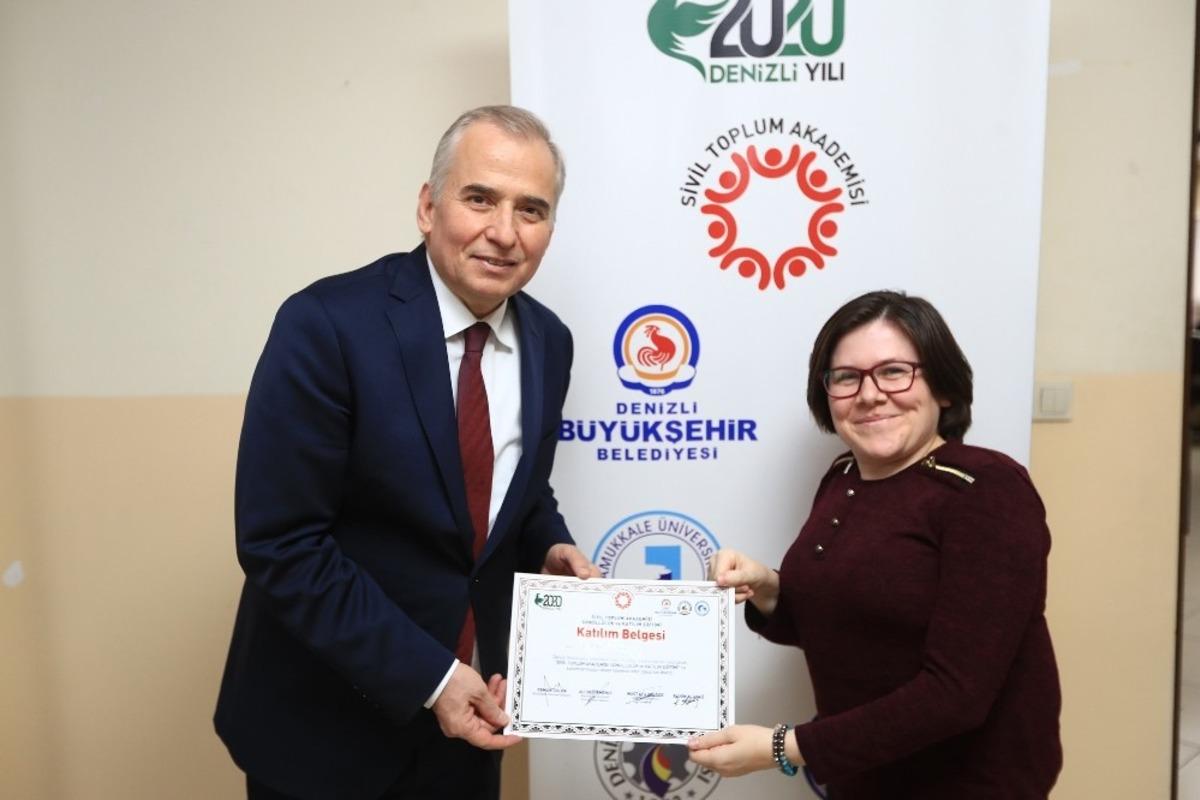 Sivil Toplum Akademisinin ilk mezunları sertifikalarını Başkan Zolan&rsquo;dan aldı