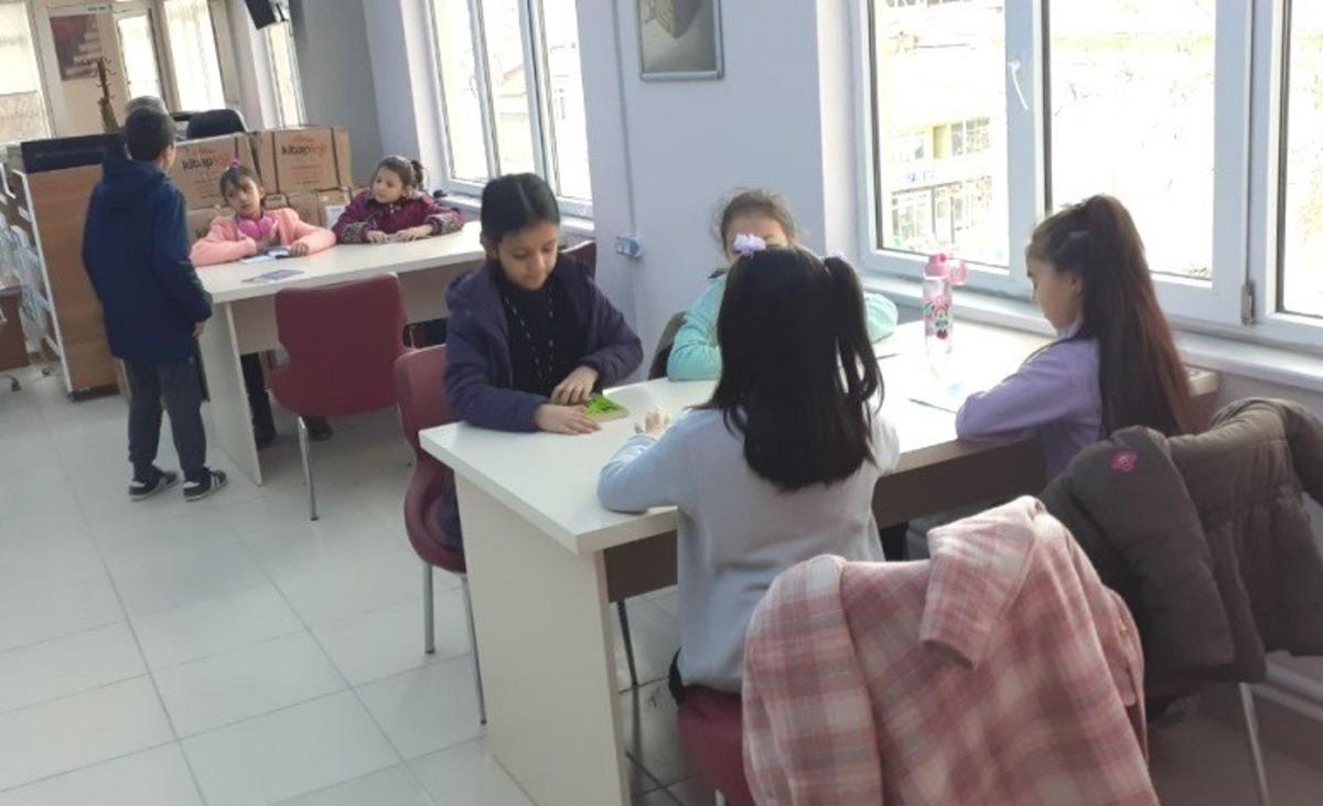 İlkokul &ouml;ğrencilerinin k&uuml;t&uuml;phane ziyareti