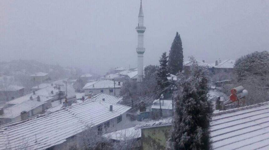 Selendi hafta sonuna kar ile uyandı