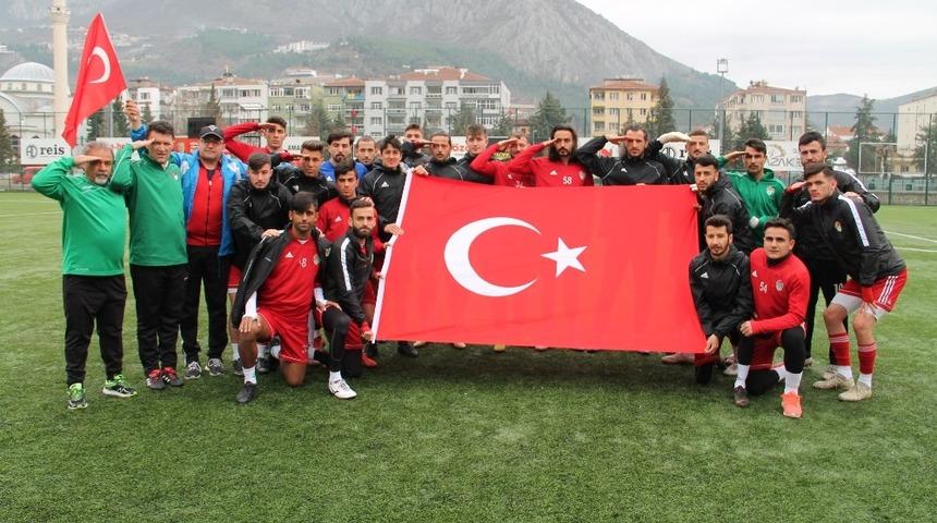 Futbolculardan Mehmetçiğe asker selamlı ve Türk bayraklı destek