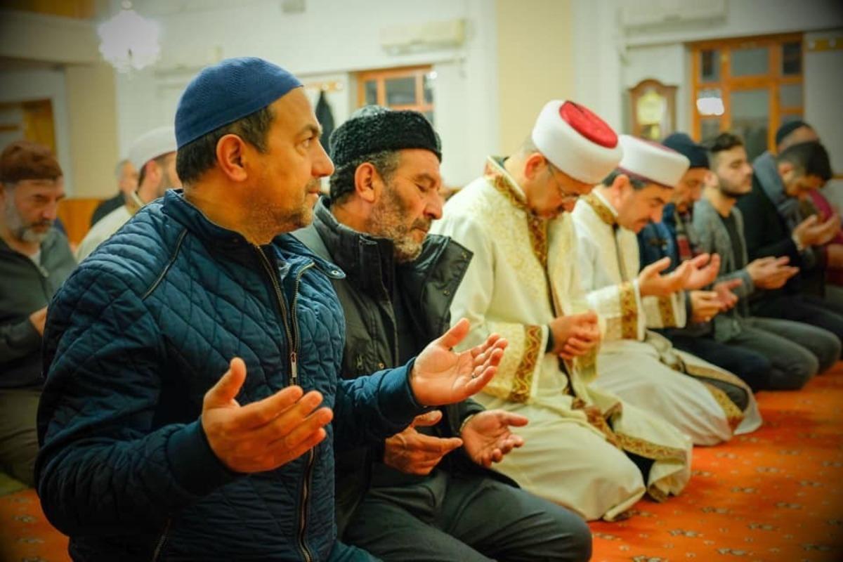 Sabah namazında eller semaya şehitler i&ccedil;in a&ccedil;ıldı