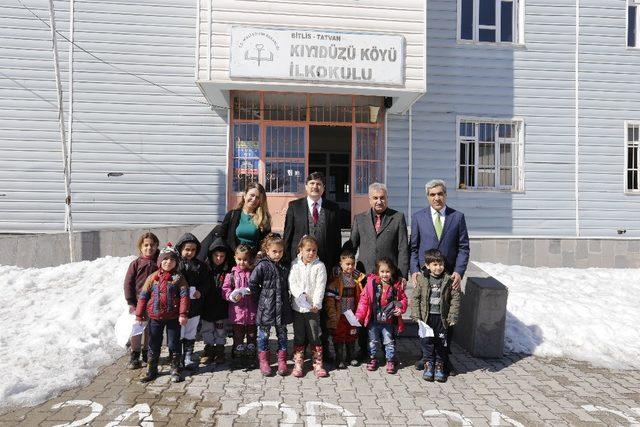 Rektör Amca, toplanan kitapları Kıyıdüzü köyü ilkokuluna teslim etti