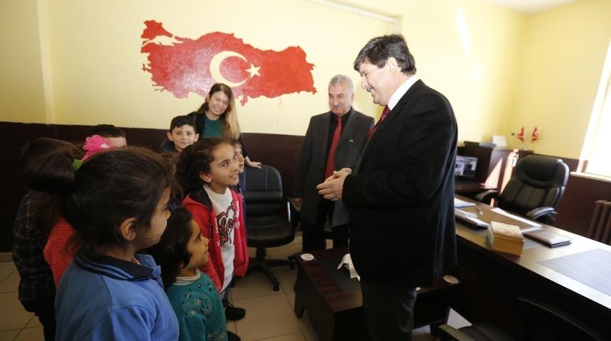 Rekt&ouml;r Amca, toplanan kitapları Kıyıd&uuml;z&uuml; k&ouml;y&uuml; ilkokuluna teslim etti