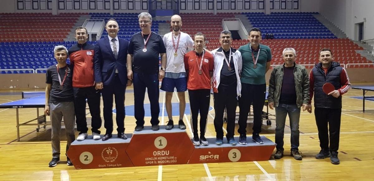 Masa tenisinde dereceye girenler &ouml;d&uuml;llendirildi