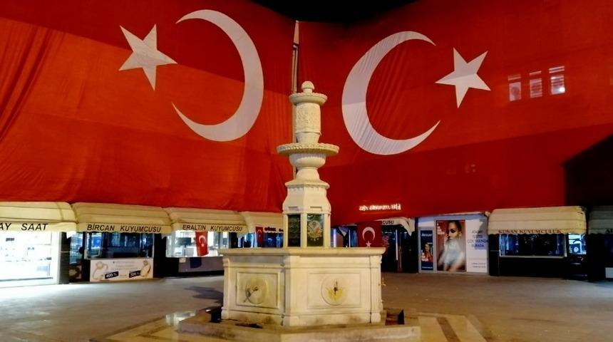 Erzincan&rsquo;da şehitler i&ccedil;in dev T&uuml;rk bayrağı asıldı