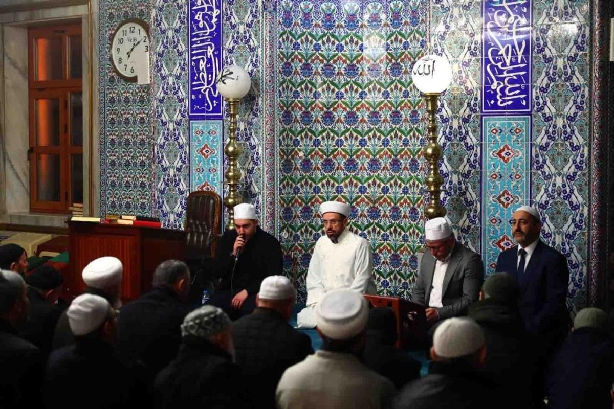 Bağcılar&rsquo;da sabah namazında şehitler i&ccedil;in dua edildi