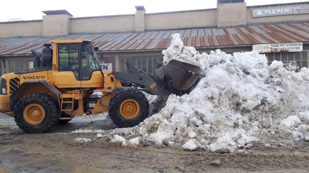 Hakkari sanayisi kar dağlarından temizleniyor