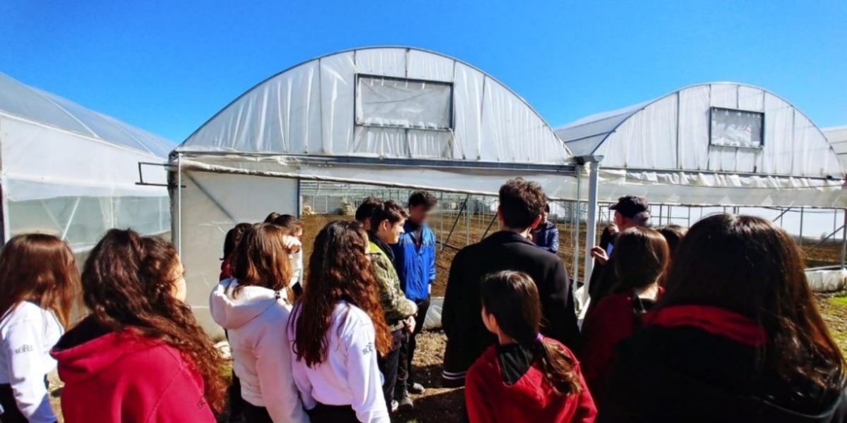 &Ouml;ğrenciler &ccedil;iflik evi ve serada g&ouml;zlemde bulundular