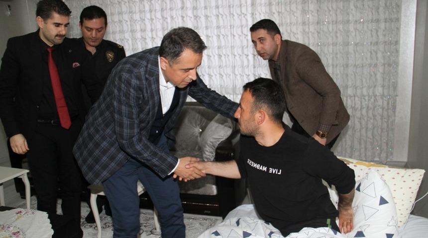 İdlib&rsquo;de yaralanan gaziye ziyaret