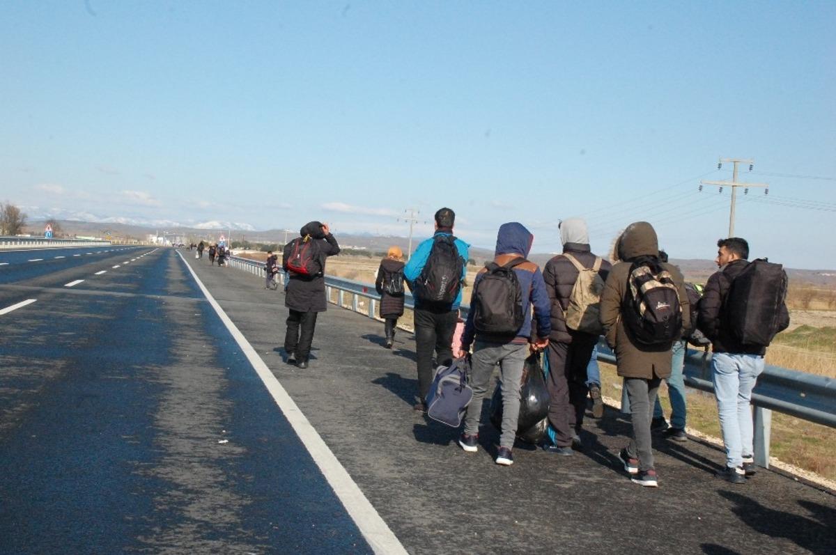 G&ouml;&ccedil;menler sınırlara akın ediyor