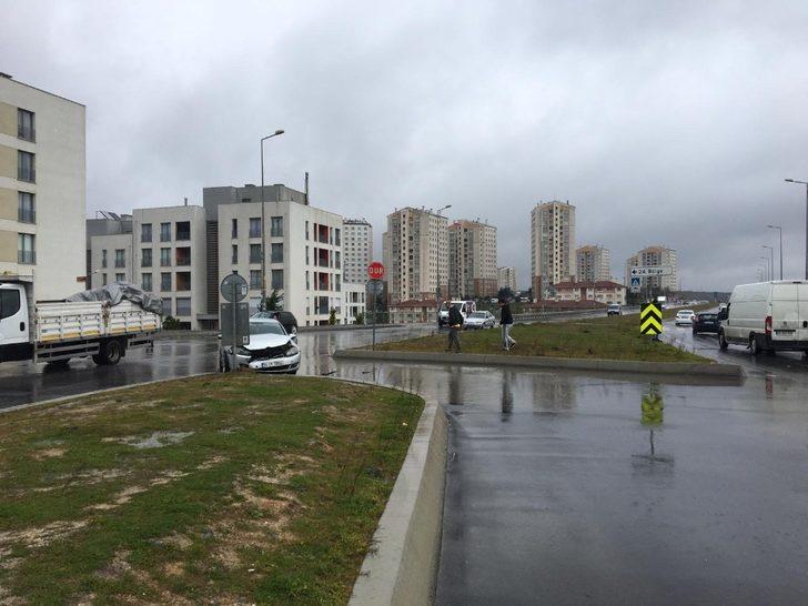 Önce demir korkuluklara çarptı sonra askıda kaldı İstanbul Haberleri