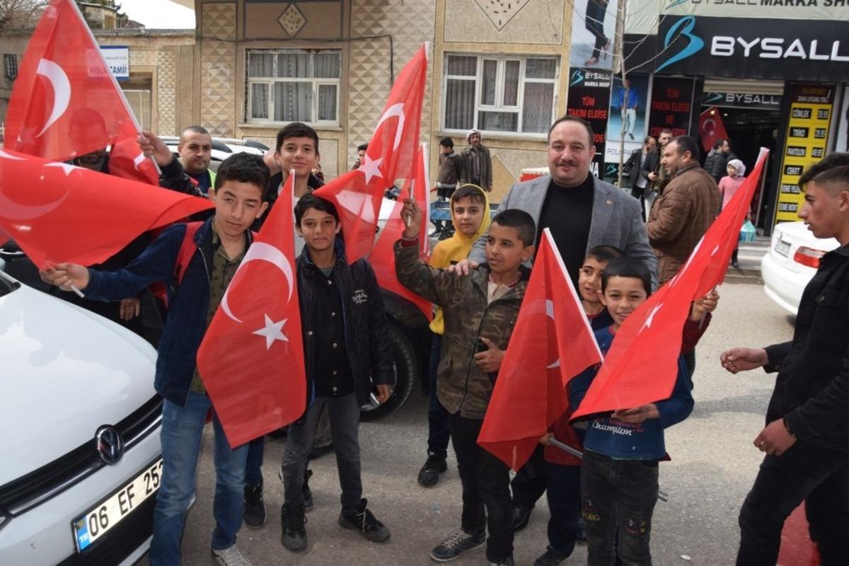 Viranşehir&rsquo;de şehitler i&ccedil;in bayrak dağıtıldı