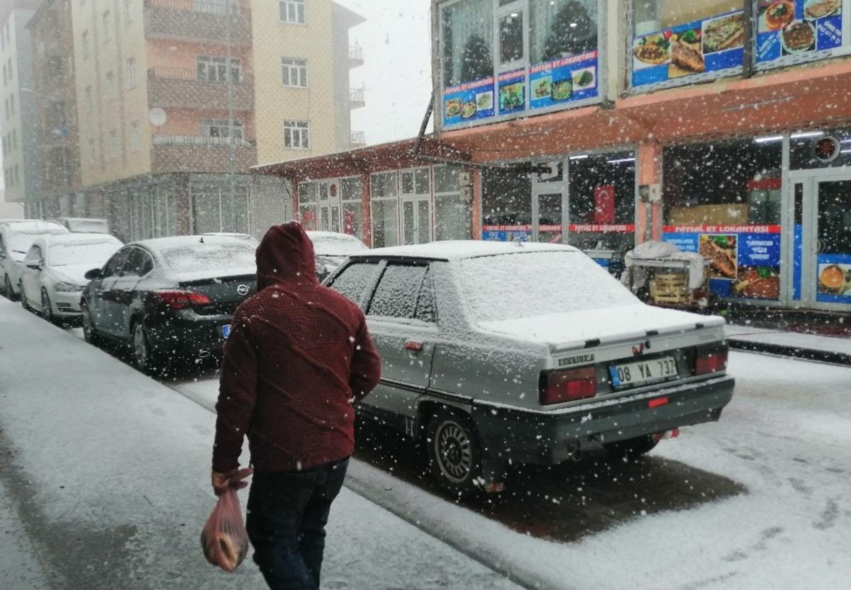 Ahlat&rsquo;ta kar yağışı yeniden etkili olmaya başladı