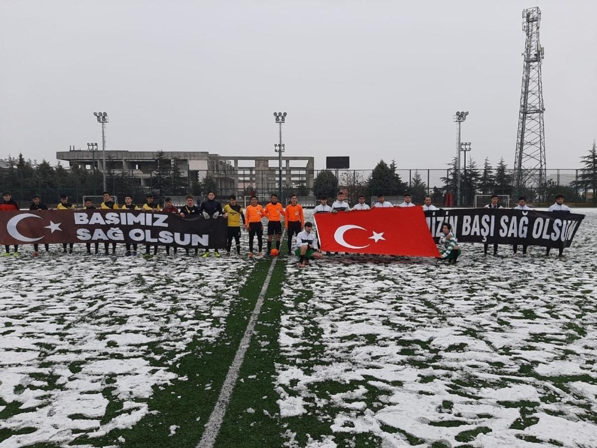 Isparta&rsquo;daki gen&ccedil; takımlardan İdlib&rsquo;e pankartlı başsağlığı mesajı