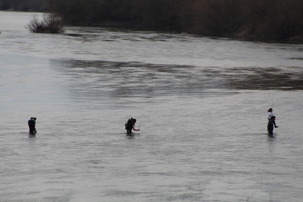Yunan askerleri, sınırı ge&ccedil;en g&ouml;&ccedil;menleri d&ouml;verek T&uuml;rkiye'ye g&ouml;nderdi