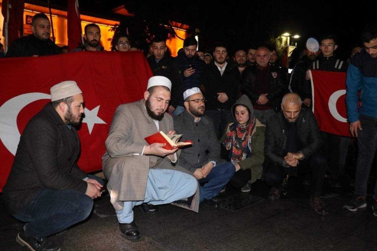 Bolu&rsquo;da vatandaşlar İdlib şehitleri i&ccedil;in y&uuml;r&uuml;y&uuml;ş d&uuml;zenledi