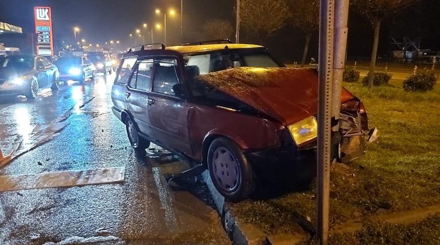 Otomobil trafik lambasına &ccedil;arptı: 2 yaralı