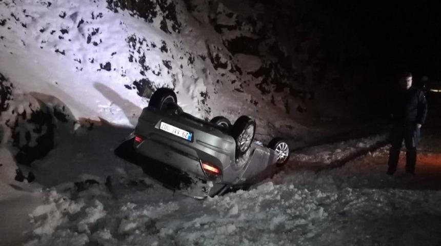 Pek&uuml;n Dağı ge&ccedil;idinde otomobil takla attı: 3 yaralı