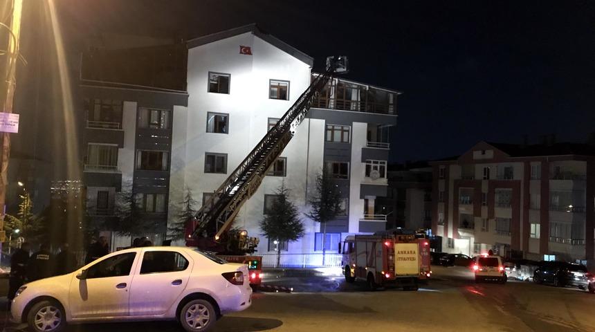 Ankara'da apartmanın &ccedil;atısında yangın