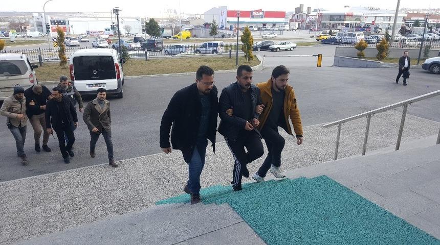 Kendilerini polis olarak tanıtıp gasp yaptıkları ileri s&uuml;r&uuml;len 4 kişi tutuklandı