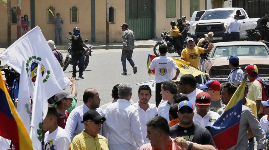 Venezuela'da Guaido'yu protesto eden grup ve taraftarları arasında arbede