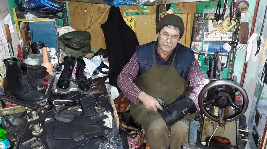 29 yıldır 1,5 metrekarelik dükkanda ayakkabı tamirciliği yapıyor
