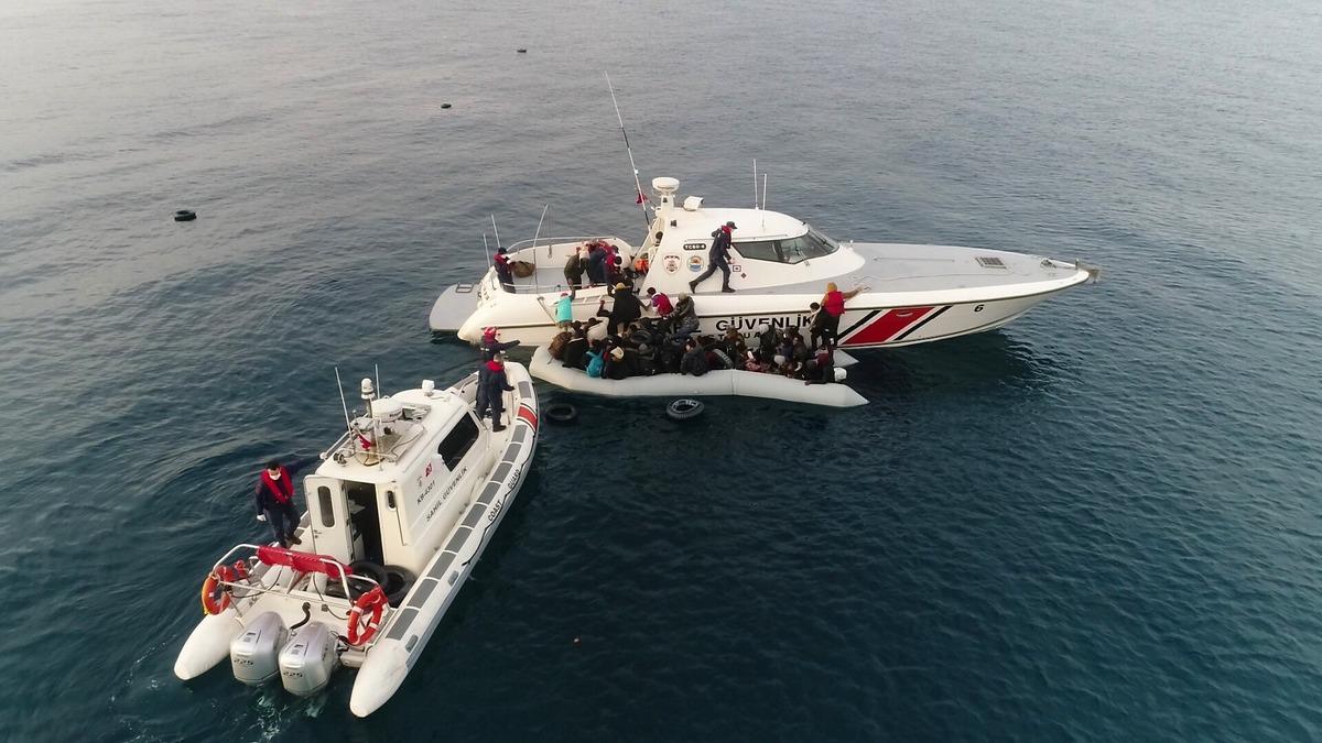 Ayvacık'ta can pazarı! Sahil G&uuml;venlik ekipleri son anda kurtardı