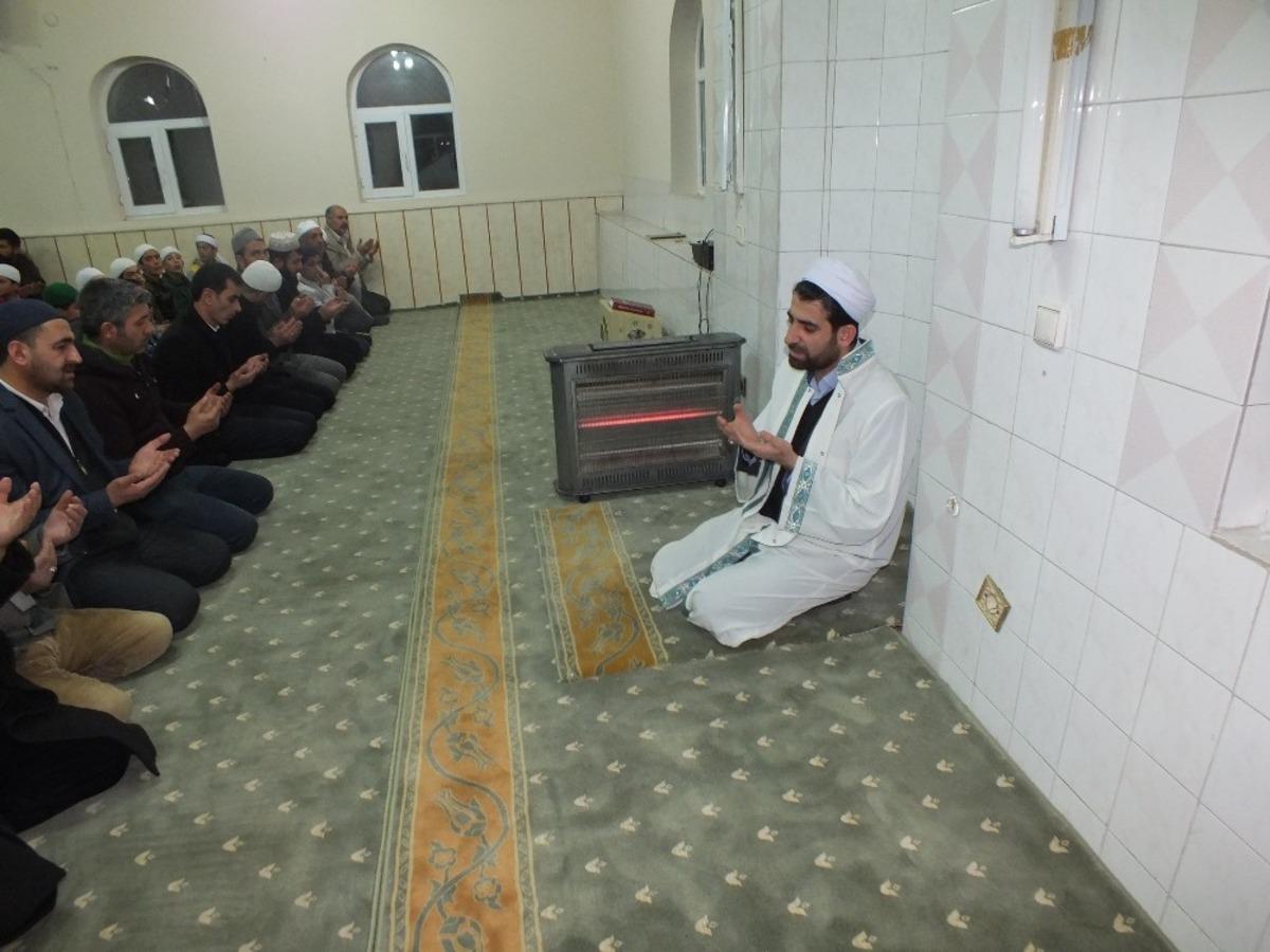 Yatsı namazında eller semaya şehitler i&ccedil;in a&ccedil;ıldı