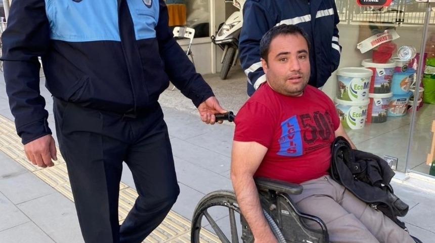 Zabıta engelli gence yardım etti