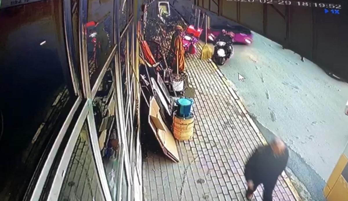 Sarıyer'de 3 otob&uuml;s ve motosikletin karıştığı kaza kamerada