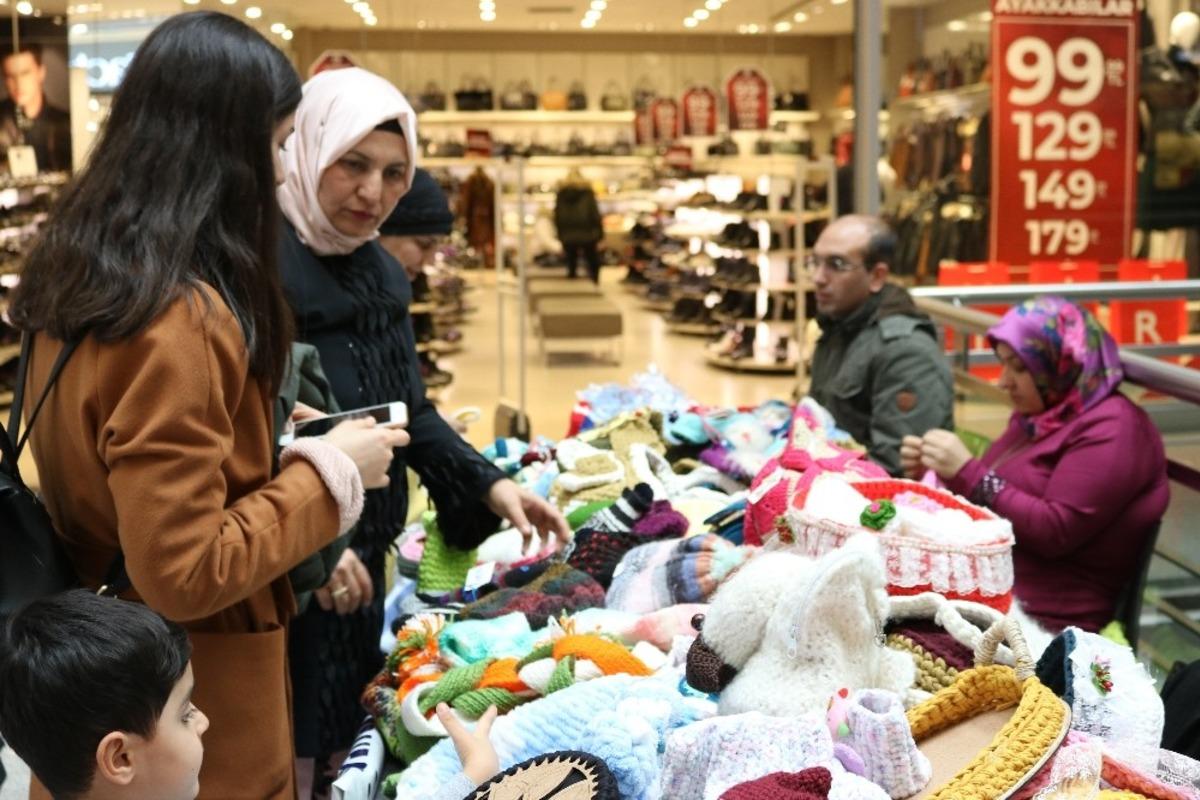 G&ouml;rme engelli kadınlar &ouml;rd&uuml;, vatandaşlar aldı