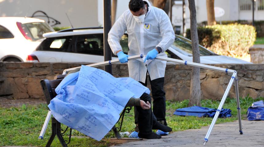 Evsiz adam parktaki bankta &ouml;l&uuml; bulundu