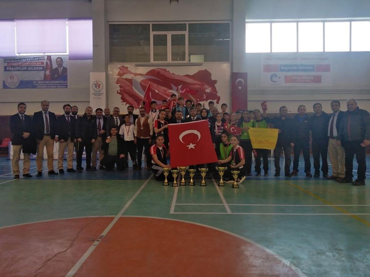 Şehitleri T&uuml;rk bayrağıyla andılar, Mehmet&ccedil;iği selamladılar