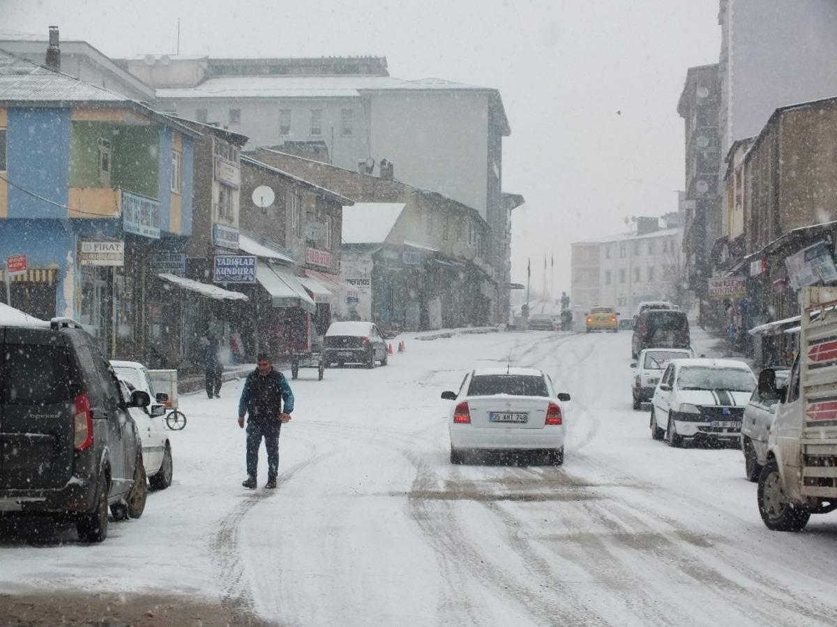 Malazgirt&rsquo;te kar yağışı