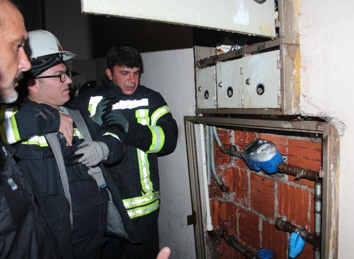 Yangın ihbarına gittiler, su borusu patlağı &ccedil;ıktı