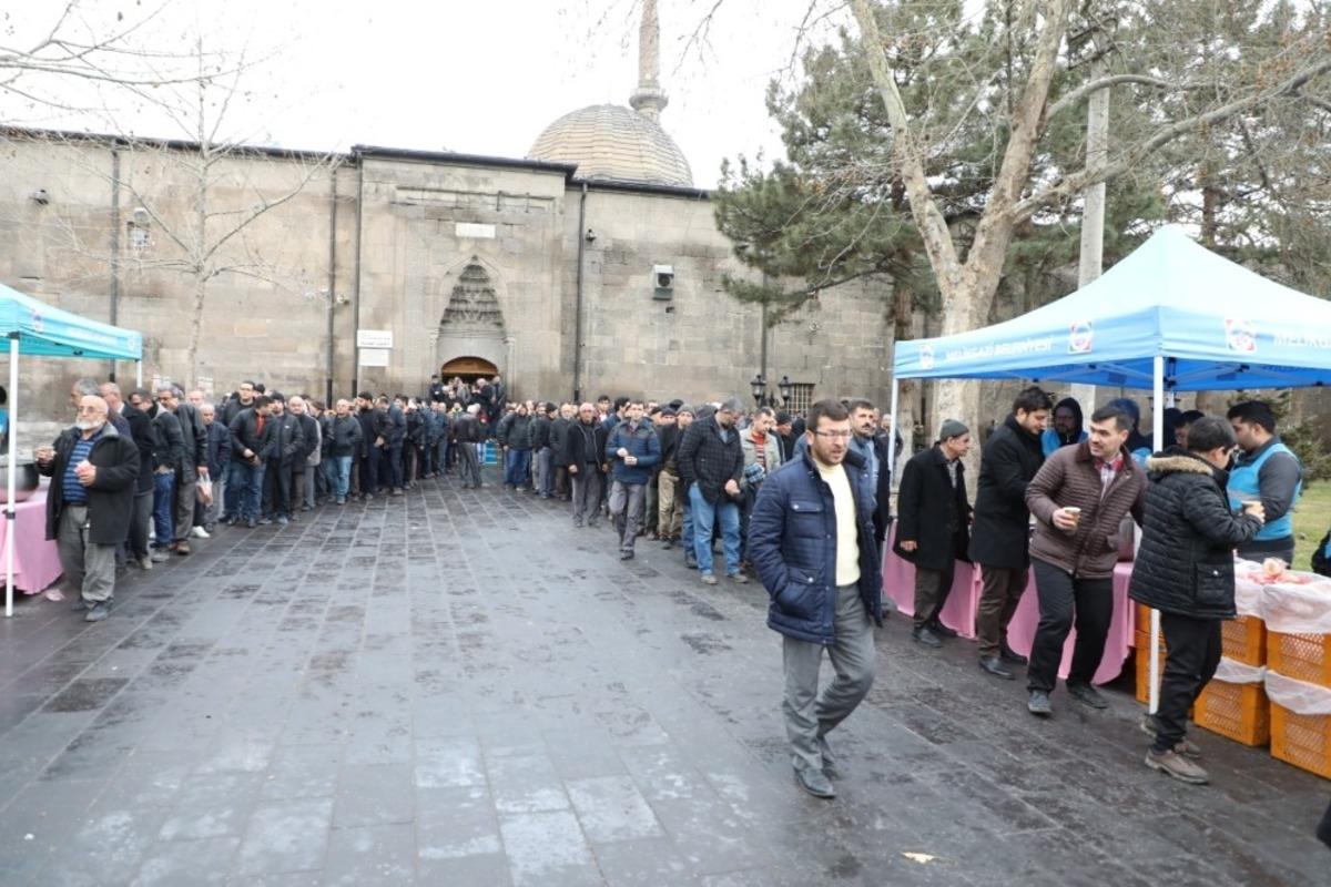 Başkan, gen&ccedil;lerle şehitler i&ccedil;in sabah namazında buluştu