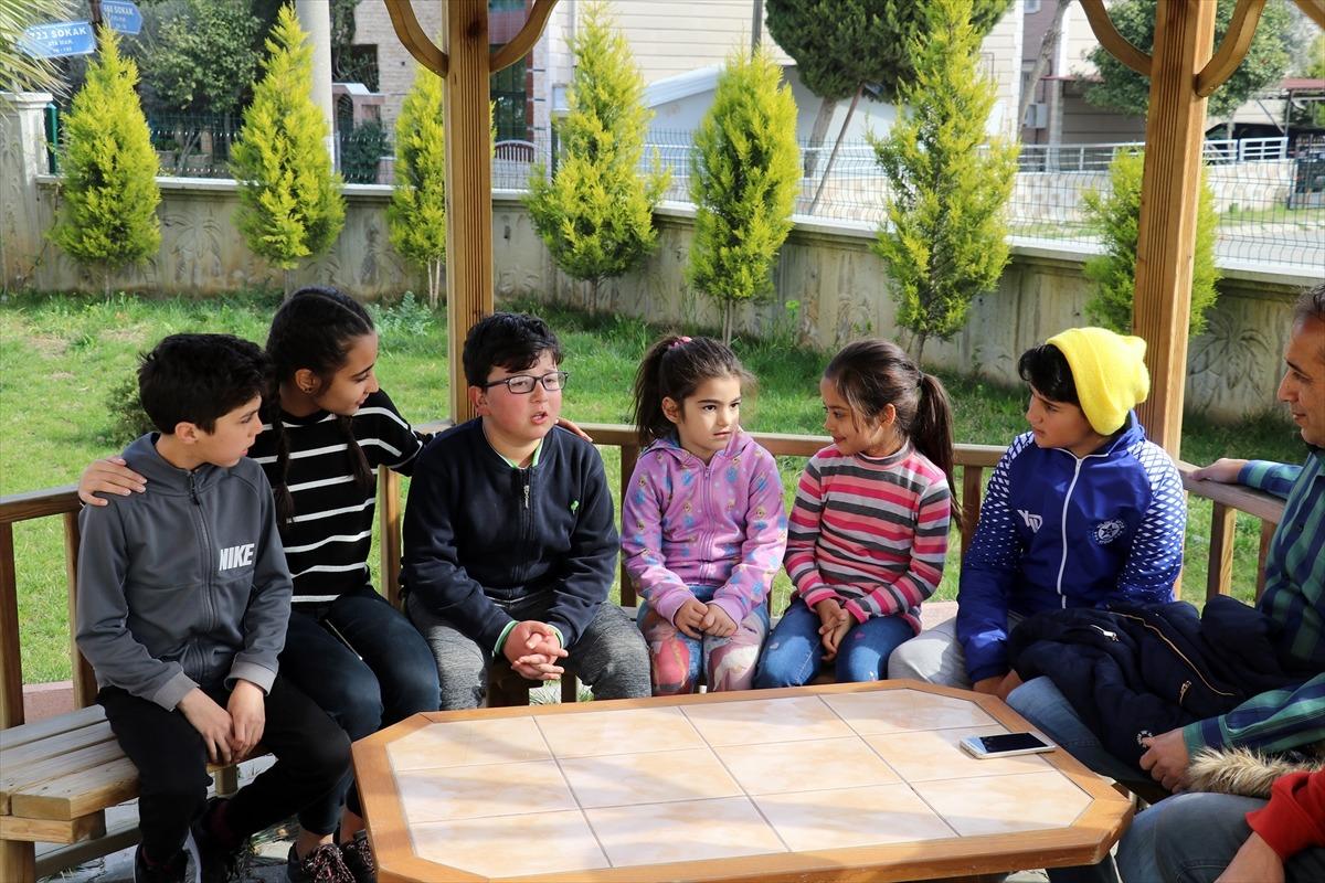 T&uuml;rk bayrağını g&ouml;ren &ccedil;ocukların İstiklal Marşı okuması sosyal medyada ilgi g&ouml;rd&uuml;