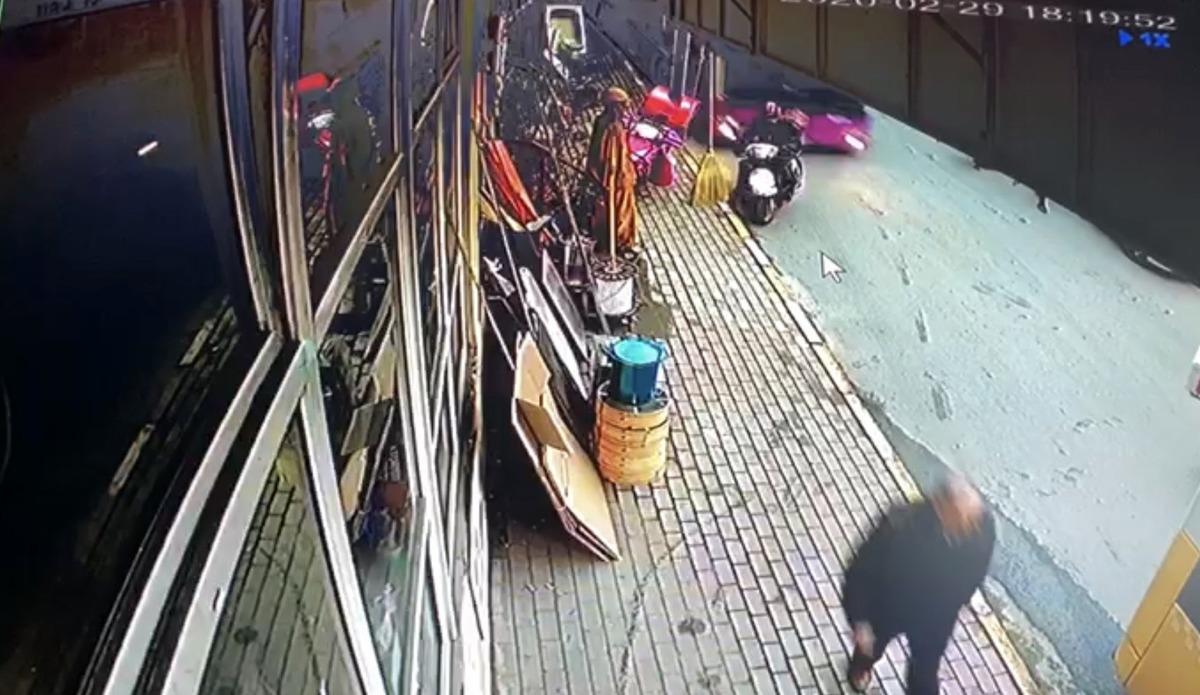 Kaldırımın kenarında beklerken... Feci kaza kamerada