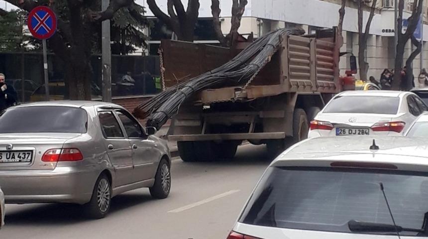 Kasasındaki demir &ccedil;ubuklarla trafiği tehlikeye attı