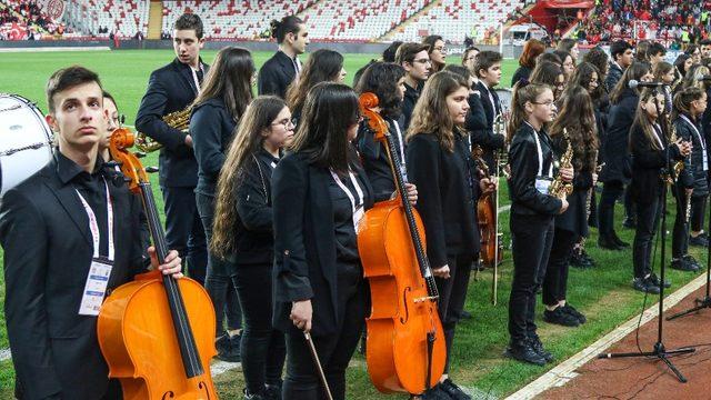 İstiklal Marşı’nı Muratpaşa’nın gençleri çaldı