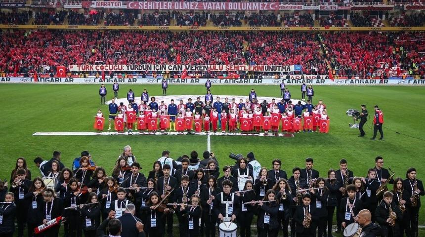 İstiklal Marşı&rsquo;nı Muratpaşa&rsquo;nın gen&ccedil;leri &ccedil;aldı