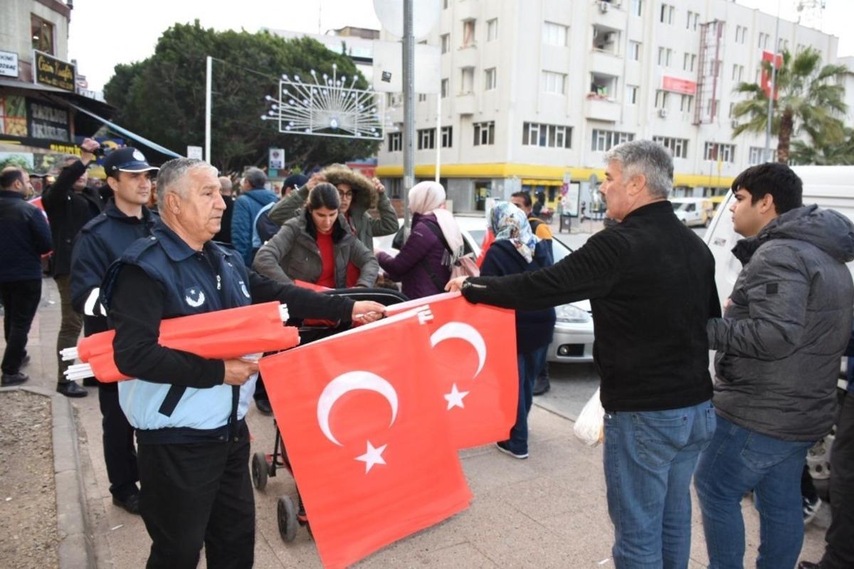 Tarsus&rsquo;ta belediye tarafından vatandaşlara T&uuml;rk bayrağı dağıtıldı