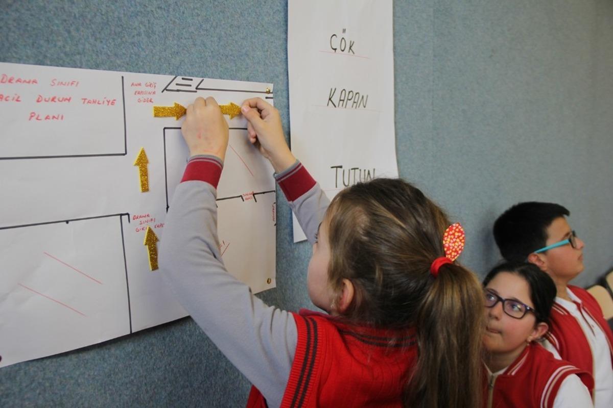 &Ouml;ğrenciler Sivil Savunma G&uuml;n&uuml;&rsquo;nde tatbikat ger&ccedil;ekleştirdi