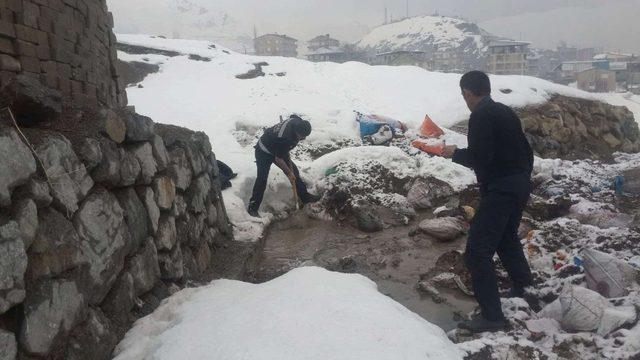 Hakkari’de yol kenarındaki kanallar temizlendi